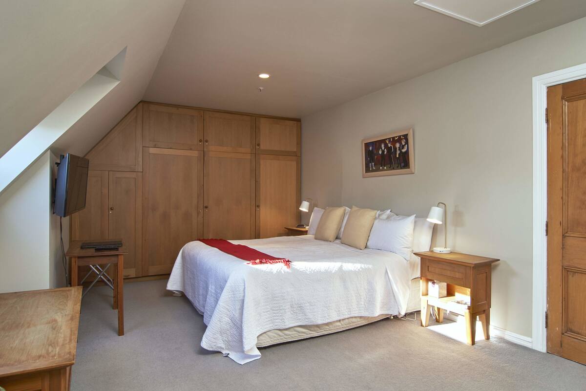 Room 5 | In-room safe, iron/ironing board (on request), WiFi (free)