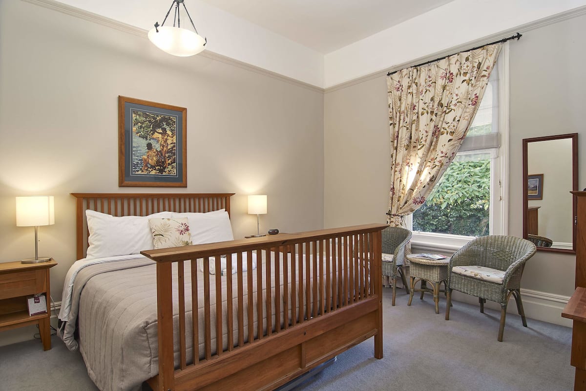 Room 3 (Private Bathroom) | In-room safe, iron/ironing board (on request), WiFi (free)