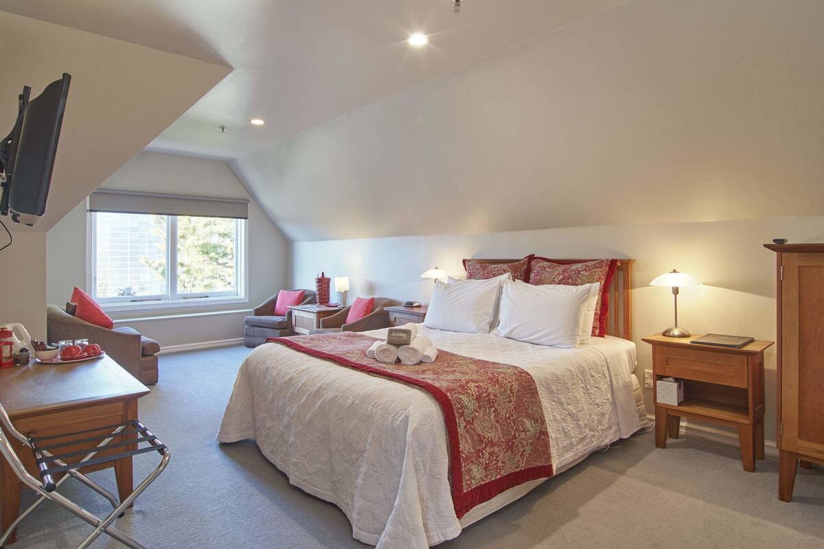 Room 9 | In-room safe, iron/ironing board (on request), WiFi (free)
