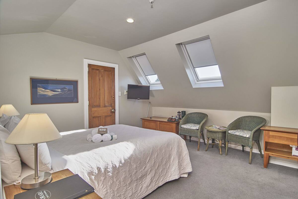 Room 8 | In-room safe, iron/ironing board (on request), WiFi (free)