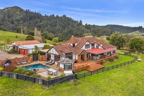 Exterior - Chartre' Manor Bed & Breakfast (Thames)