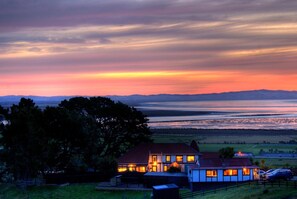 Exterior - Chartre' Manor Bed & Breakfast (Thames)