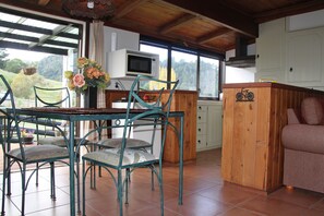 Premium Cottage, 1 King Bed, Sea View (The Chartré Cottage) | Living area - Chartre' Manor Bed & Breakfast (Thames)