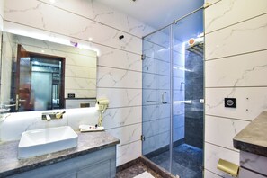 Premium bedding, pillowtop beds, minibar, in-room safe - Sawera Grand (Amritsar)