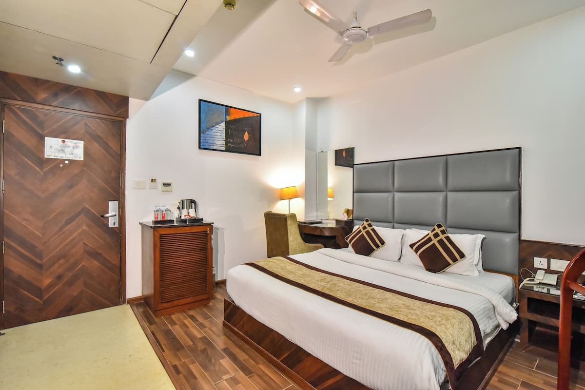 Business Double Room, 1 Bedroom, Refrigerator, City View | Premium bedding, pillowtop beds, minibar, in-room safe