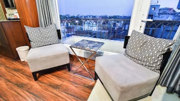 K L Suite | Premium bedding, pillow-top beds, minibar, in-room safe
