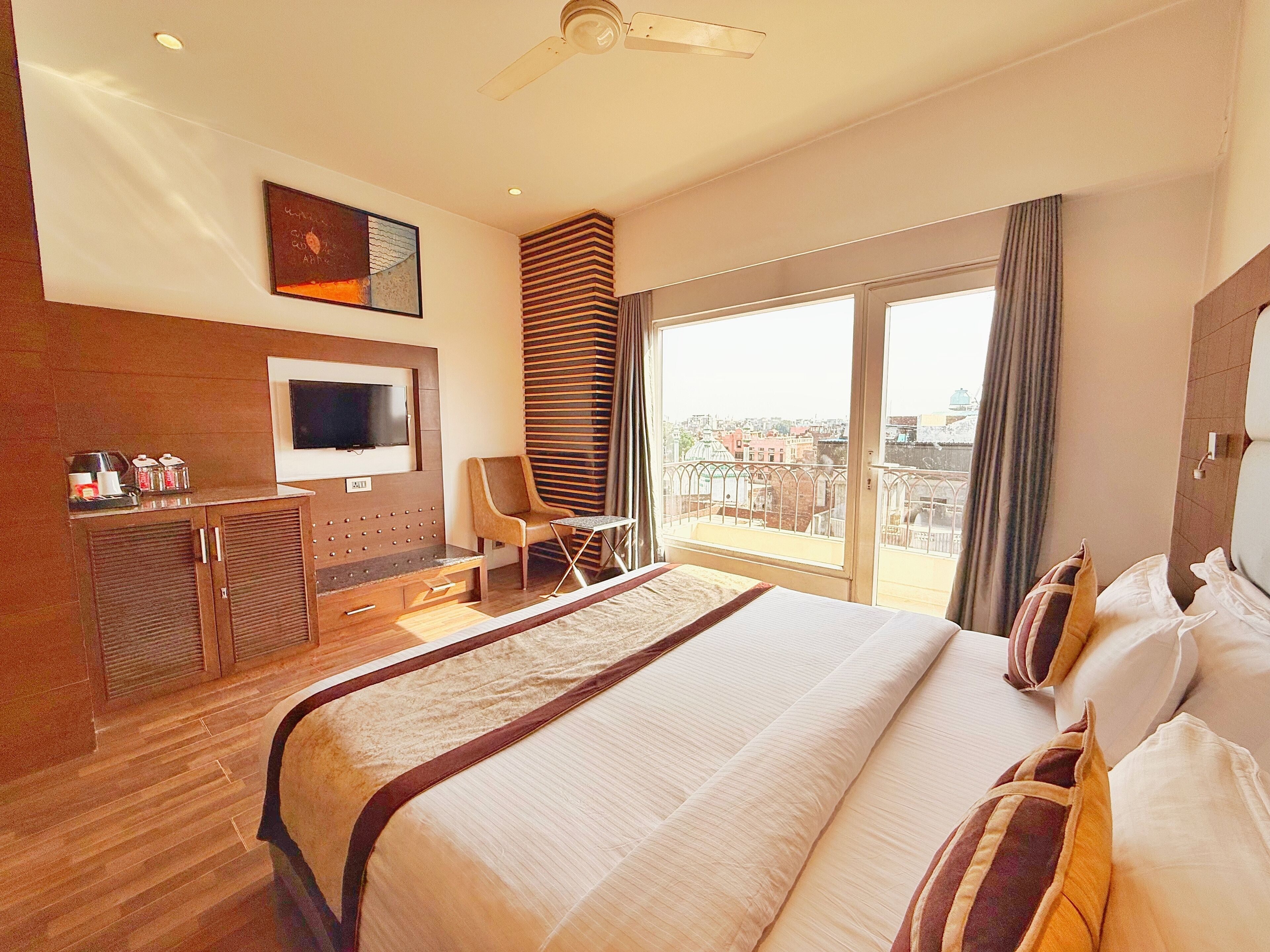 Business Double Room, 1 Bedroom, Refrigerator, City View | Living area | 40-inch LED TV with cable channels, TV