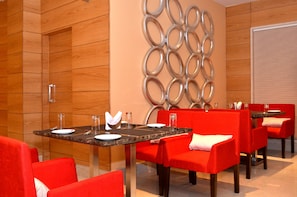 2 restaurantes, cocina internacional