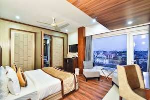 K L Suite | Premium bedding, pillowtop beds, minibar, in-room safe