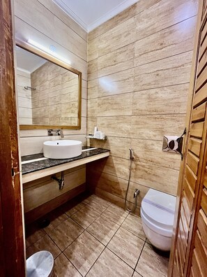 Doppia Deluxe, 1 letto queen, accesso al Club Lounge, vista montagna | Bagno | Doccia, soffione a pioggia, set di cortesia firmato, pantofole