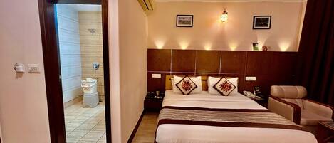 1 bedroom, Frette Italian sheets, premium bedding, down comforters