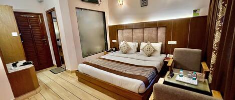 Deluxe Double Room, 1 Queen Bed, Club Lounge Access, Mountain View | In-room dining