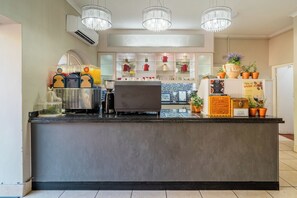 2 か所のレストラン : 朝食、ランチ、ディナーに営業