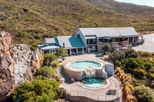 Una piscina cubierta, 4 piscinas al aire libre