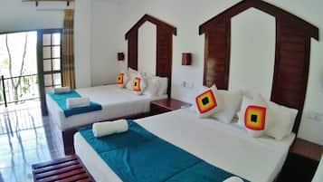 Familien-Vierbettzimmer, Poolblick | Bettwäsche aus ägyptischer Baumwolle, hochwertige Bettwaren, Minibar