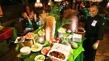 Sarapan bufet setiap hari (USD 10 seorang)