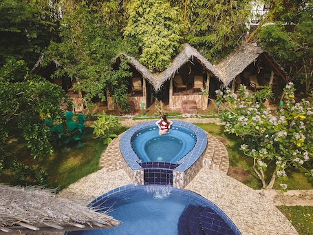 Garden. Sundaras Resort & Spa