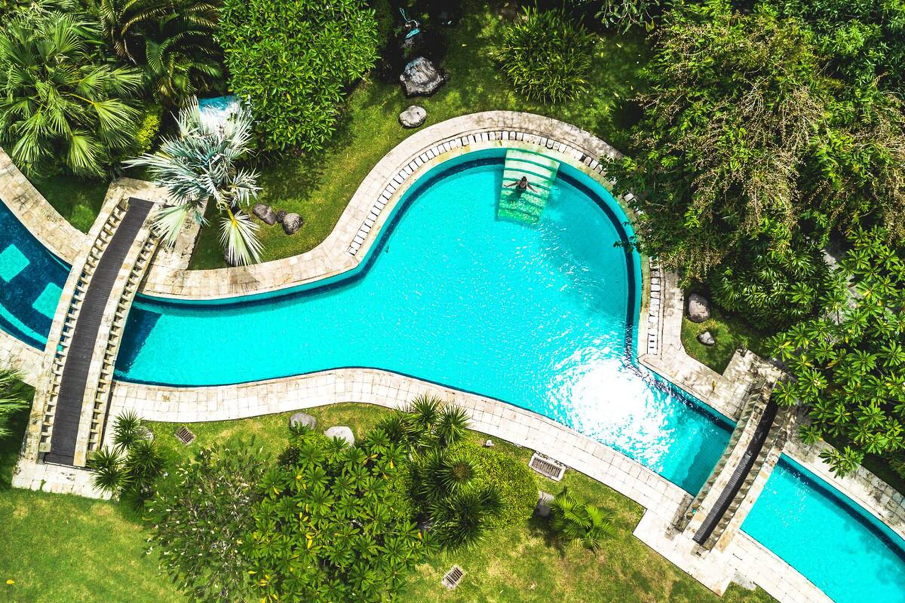 2 piscinas al aire libre (de 08:00 a 18:00), sombrillas, tumbonas