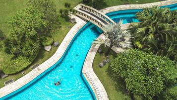 2 piscinas al aire libre, sombrillas, sillones reclinables de piscina