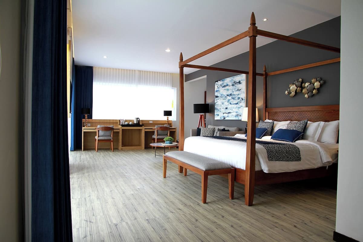 Suite | 1 bedroom, in-room safe, individually decorated, individually furnished