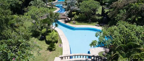 2 piscines extérieures, parasols de plage, chaises longues