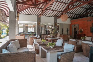 Phục vụ bữa sáng, bữa trưa, bữa tối, món ăn mang phong cách quốc tế 