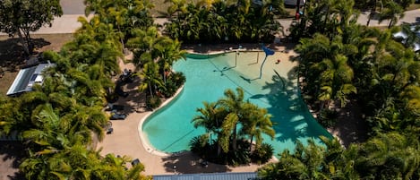 2 piscines extérieures, parasols de plage, chaises longues