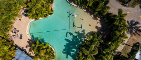 2 piscines extérieures, parasols de plage, chaises longues