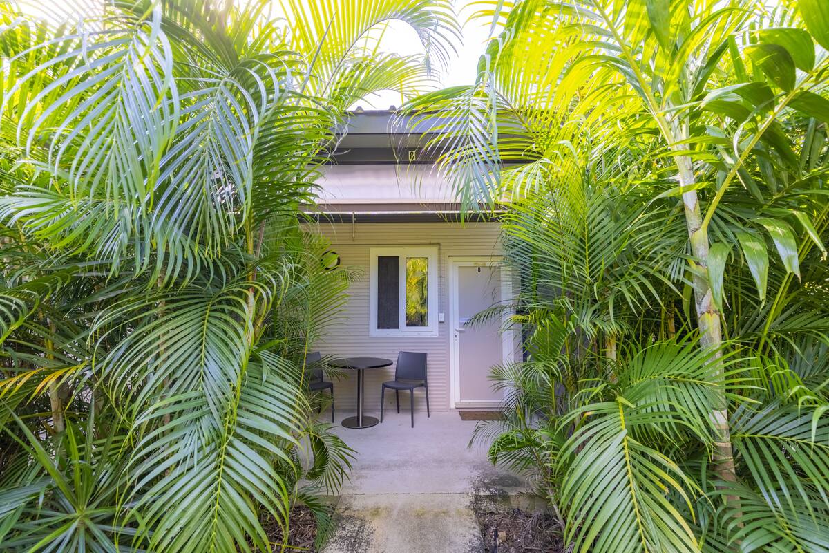 Uma casa com um espaço de pátio, rodeada por vegetação exuberante.