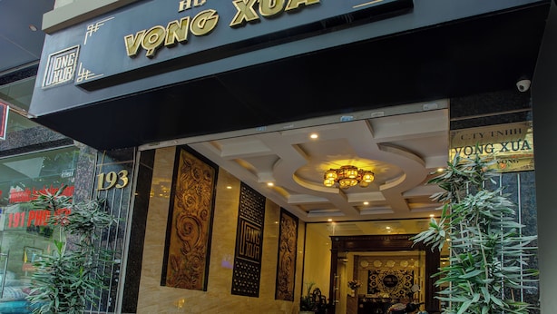 Hotel Vong Xuas fasad med hotellets namn tydligt synligt.