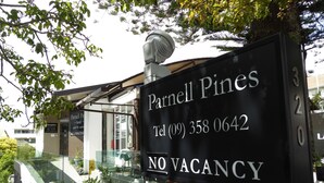 A sign for Parnell Pines hotel with a no vacancy notice. - Parnell Pines (Auckland)