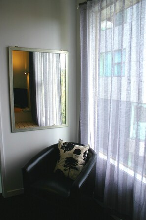 Estudio ejecutivo, 1 cama de matrimonio | Ropa de cama de alta calidad, escritorio, cunas gratuitas y wifi gratis