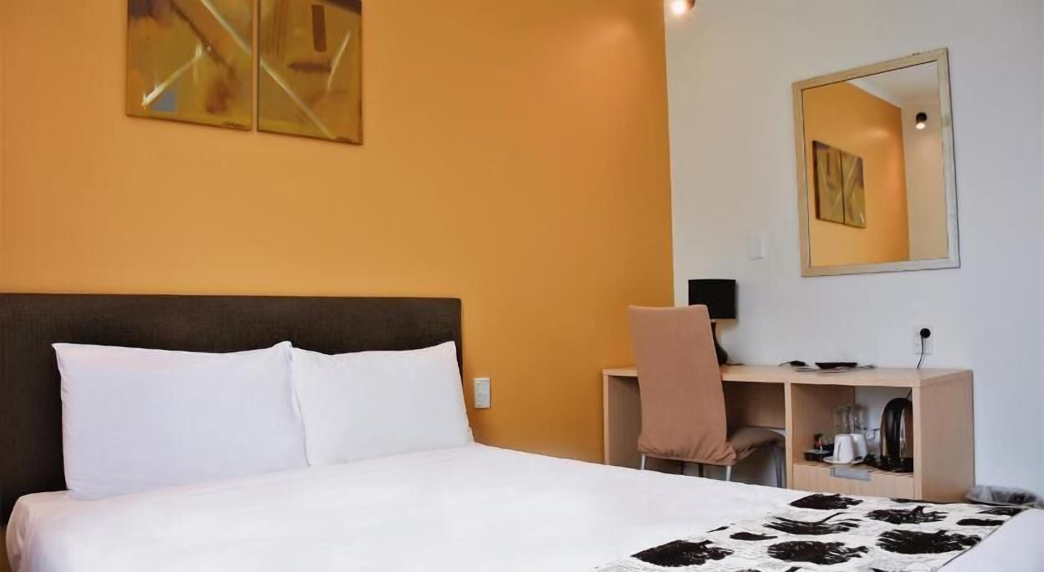 Premium bedding, desk, free cribs/infant beds, free WiFi