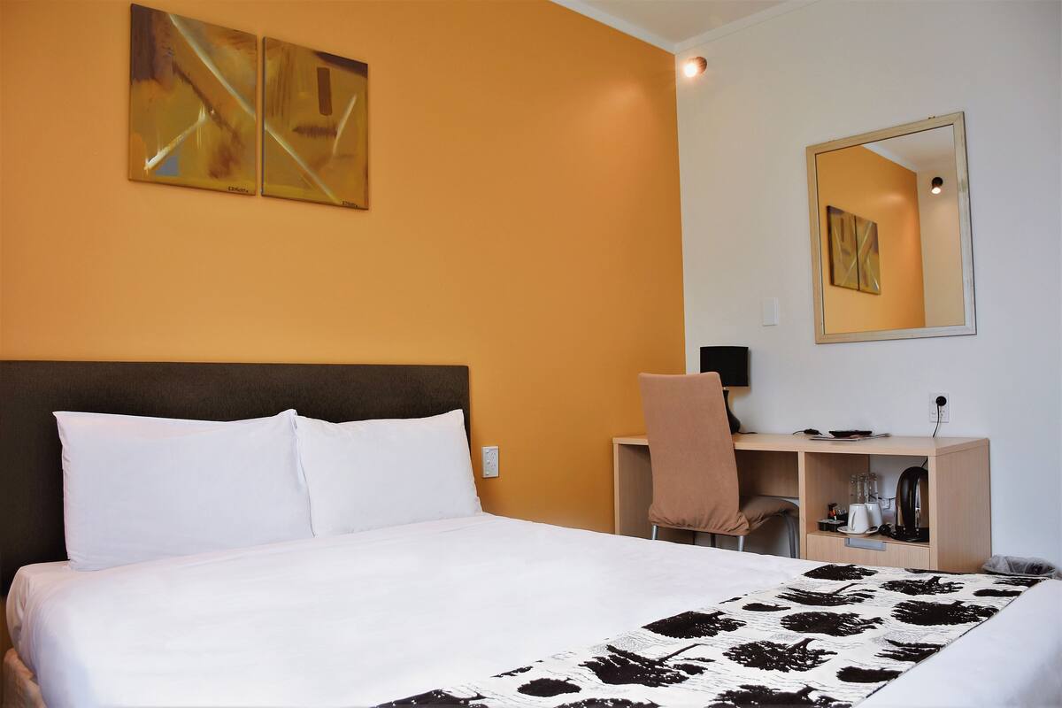 Premium bedding, desk, free cots/infant beds, free WiFi