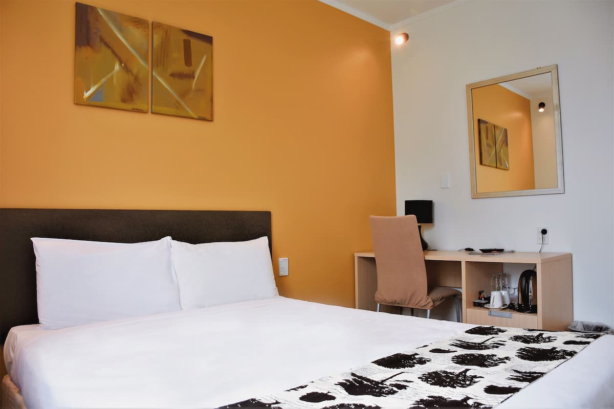 Standard Studio | Premium bedding, desk, free cribs/infant beds, free WiFi