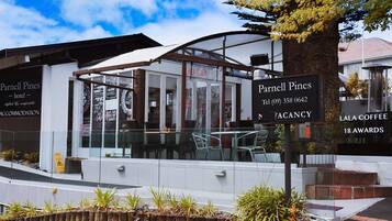 Experience the blend of modern and traditional styles at Parnell Pines, where a welcoming atmosphere awaits.
