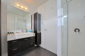 Een douche, gratis toiletartikelen, een haardroger, badjassen