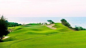 Een golfbaan met uitzicht op de oceaan.