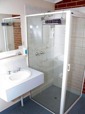Family Room (Small) | Bathroom | Shower, towels - Mansfield Traveller's Lodge (Mansfield)