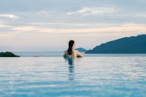 Outdoor pool, open 7:00 AM to 8 PM, pool umbrellas, sun loungers - Kota Kinabalu Marriott Hotel (Kota Kinabalu)