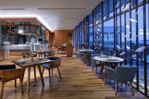 3 restaurants, breakfast, lunch, dinner served; international cuisine  - Kota Kinabalu Marriott Hotel (Kota Kinabalu)