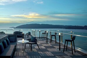 3 restaurants, servant le déjeuner et le dîner; cuisine internationale