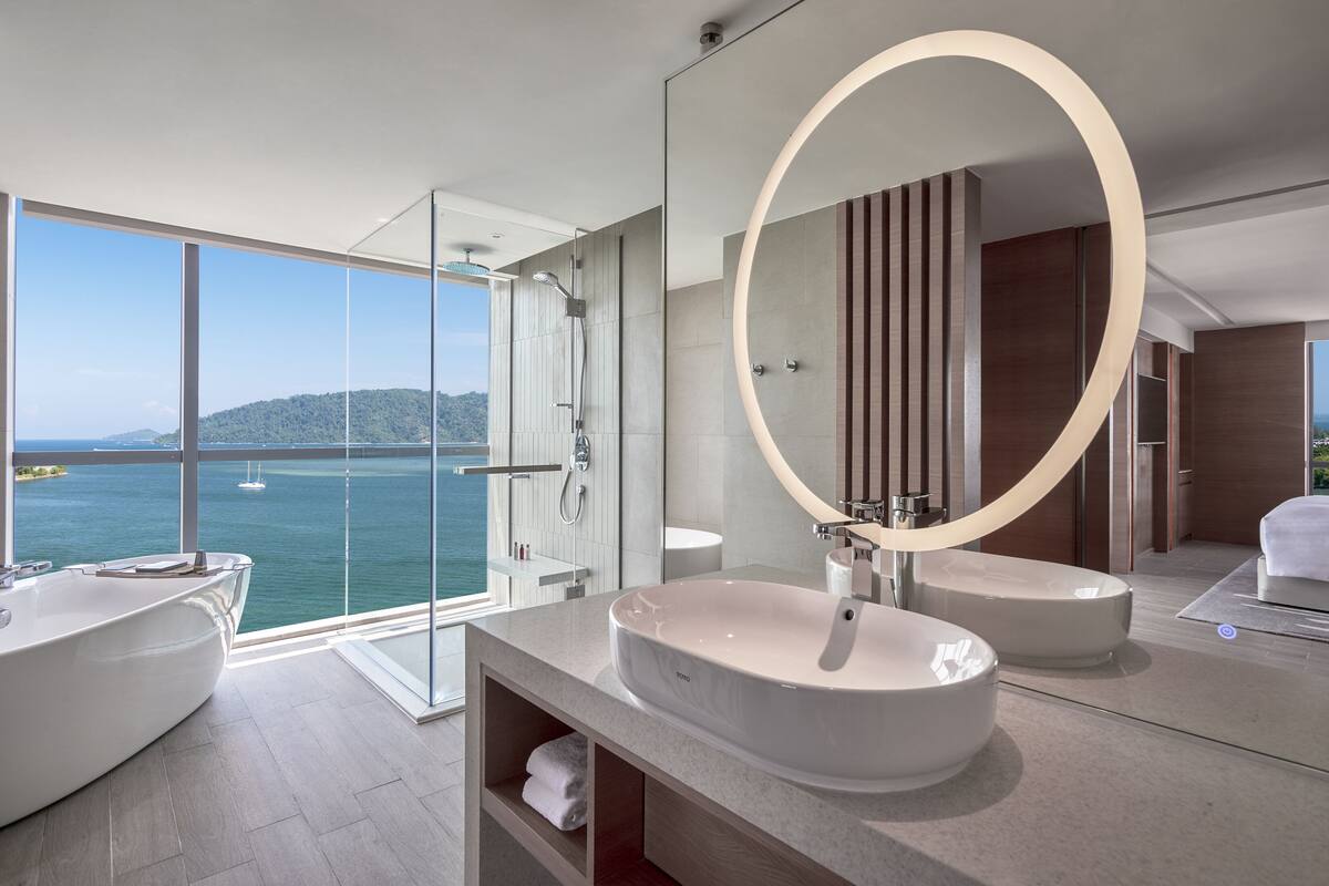 premier room, 1 king bed, non smoking (executive premier) | 1 bedroom, premium bedding, minibar, in-room safe