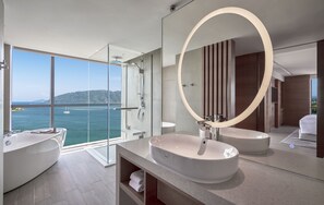 Quarto premier, 1 cama King | Roupas de cama premium, frigobar, cofres nos quartos, escrivaninha