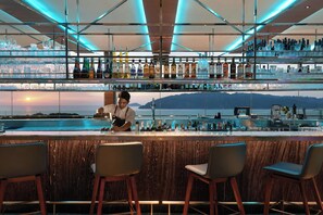 3 restaurants servant le déjeuner, le dîner et le souper