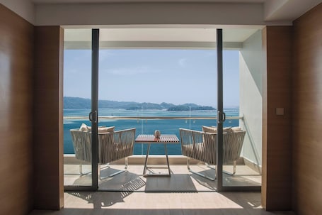 尊贵客房, 1 张特大床 | 高档床上用品、迷你吧、客房内保险箱、办公桌