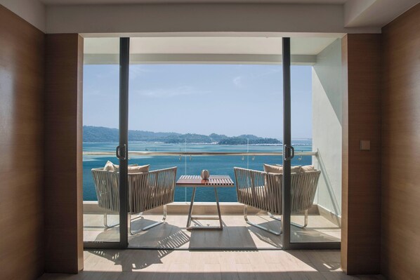 Premier Room, 1 King Bed | Premium bedding, minibar, in-room safe, desk - Kota Kinabalu Marriott Hotel (Kota Kinabalu)