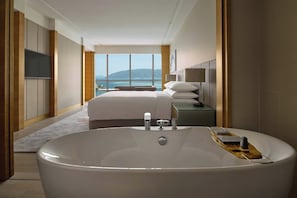 Premium bedding, minibar, in-room safe, desk - Kota Kinabalu Marriott Hotel (Kota Kinabalu)
