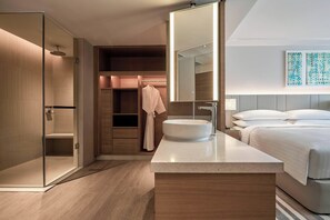 Shower, rainfall showerhead, free toiletries, hair dryer - Kota Kinabalu Marriott Hotel (Kota Kinabalu)