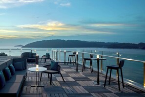 3 restaurants, breakfast, lunch, dinner served; international cuisine 